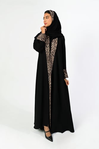 عباية سوداء بياقة تايقر