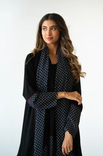 عبايه سوداء منقطة وتحديد عودي