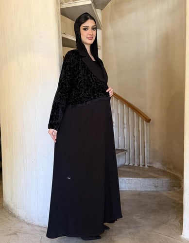 بليزر أسود بالمخمل والفصوص