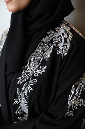 عباية سهرة أنيقة مشغولة بالفصوص