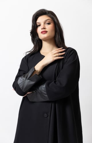 عباية بياقة وأكمام جلد