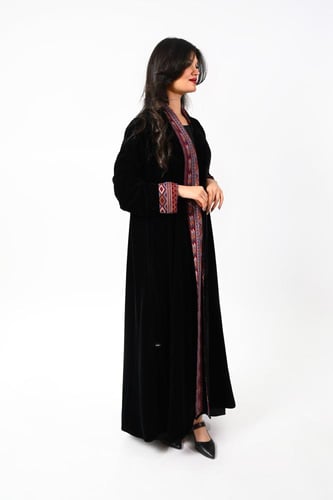 عباية مخمل بياقة وأكمام كشمير