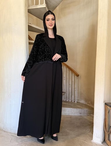 بليزر أسود بالمخمل والفصوص