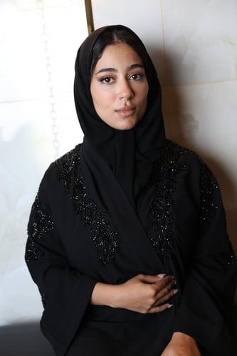 عباية سهرة أنيقة مشغولة بالفصوص