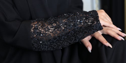 عباية بأكمام من الدانتيل المطرّز