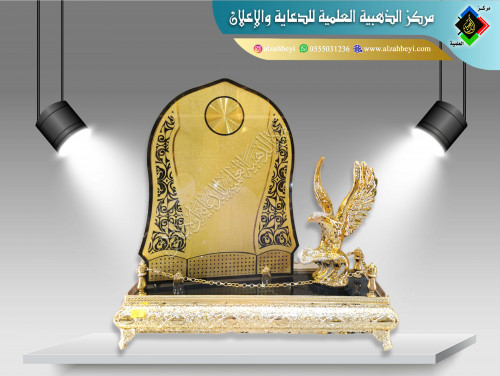 درع فاخر مع مجسم صقر