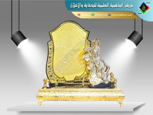 درع فاخر مع مجسم حصان