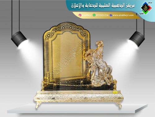درع فاخر مع مجسم حصان