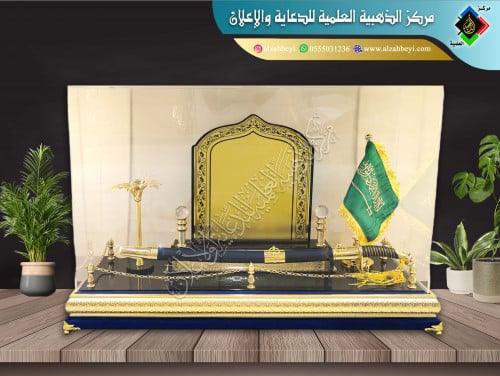 درع مع سيف وعلم ونخلة بقاعدة قطيفة (مخمل)