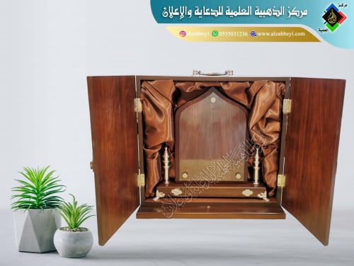 درع خشبي فاخر مع صندوق خشبي