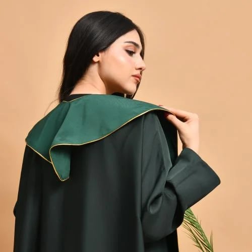 وشاح بتطريز شعار السعودية والخريطة باللون الذهبي