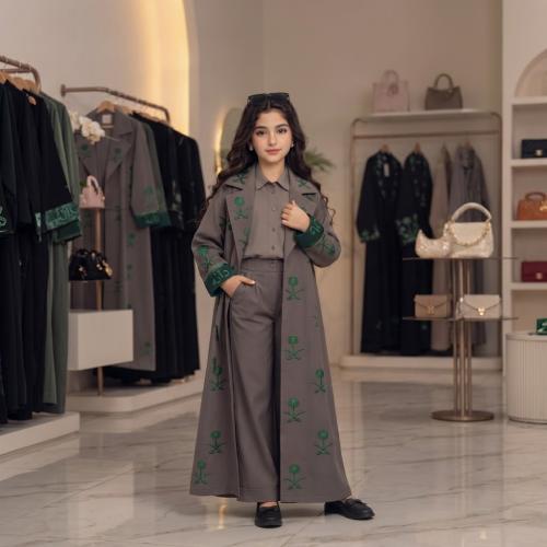 طقم اليوم الوطني مع عباية كريب باربي