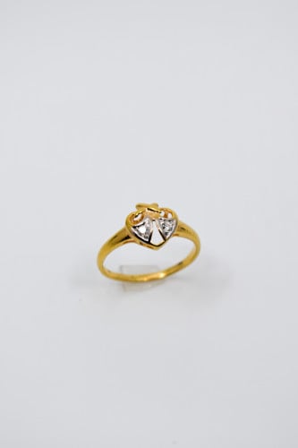 خاتم القلب الكلاسيكي باللون الذهبي والابيض عندما ت...