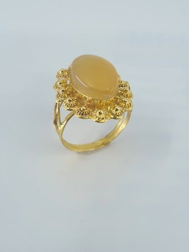 خاتم ذهب شغل يد باللون البيج تناسق مع الذهب