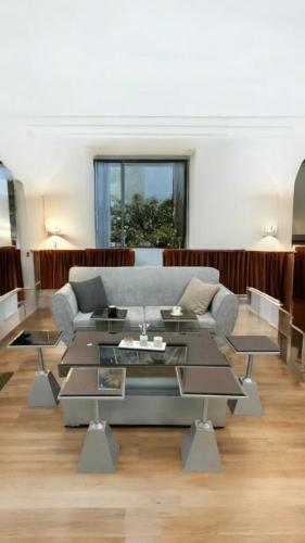 طقم طاولات ضيافة 7 قطع خشب وبسطح قزازي