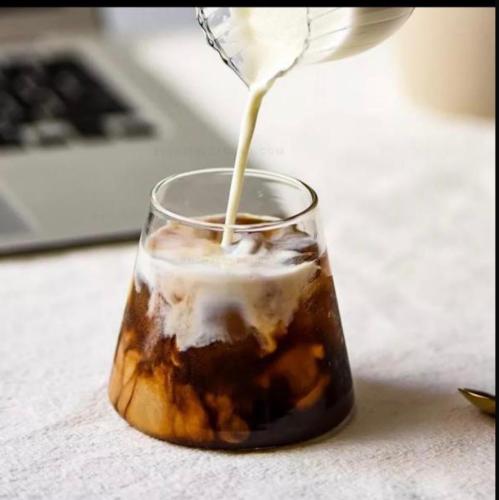 كوب القهوة الفرنسية المثلجة