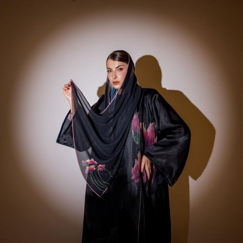 A-02 عبايه ببصمة" هـيّ " عبايه بتصميم قماش خاص ممي...