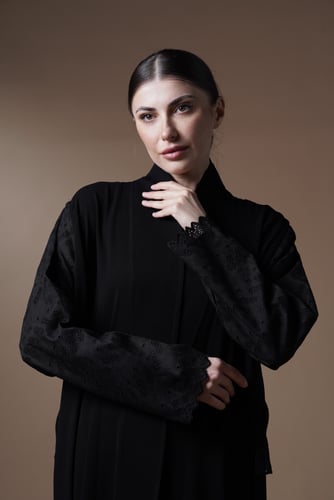 عباية سادة مطرزة أكمام