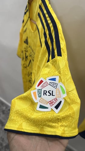 تيشيرت بتوقيع بعض من لاعبين النصر