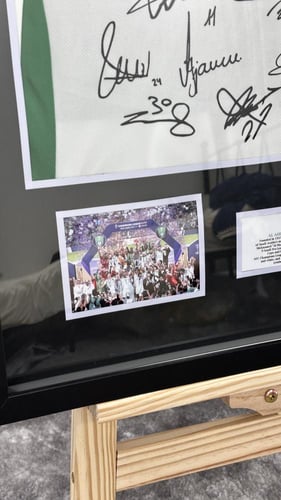 تيشيرت الاهلي بتوقيع بعض للاعبين داخل اطار