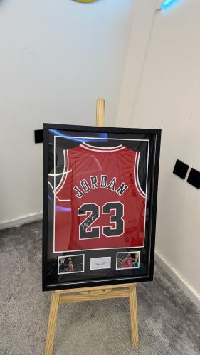 تيشيرت جوردن موقع داخل اطار