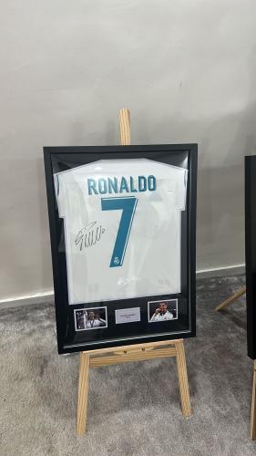 Real Madrid 2018 T-shirt signed by Ronaldo inside...