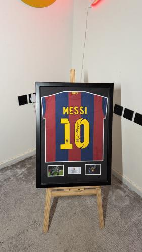تيشيرت برشلونة بتوقيع ميسي داخل اطار