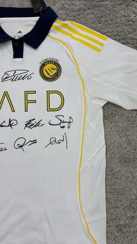 تيشيرت بتوقيع بعض من لاعبين النصر