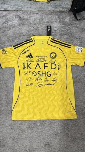 تيشيرت بتوقيع بعض من لاعبين النصر