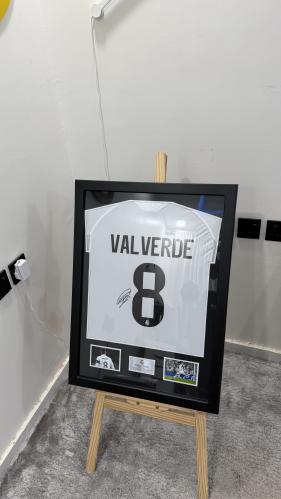 تيشيرت ريال مدريد موقع فالفيردي داخل اطار