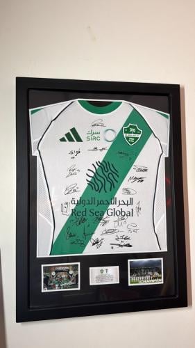 تيشيرت الاهلي بتوقيع بعض للاعبين داخل اطار