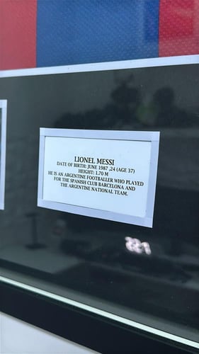 تيشيرت برشلونة بتوقيع ميسي داخل اطار