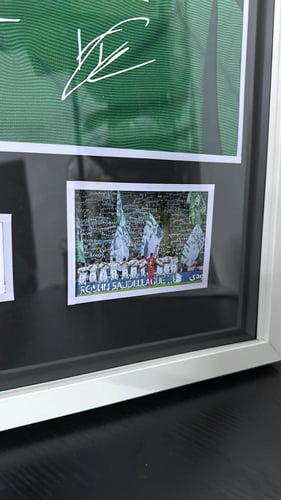 تيشيرت الاهلي بتوقيع بعض للاعبين داخل اطار