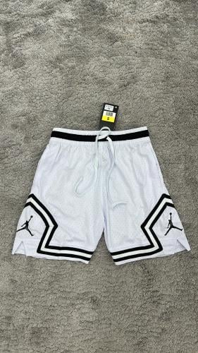 شورت جوردن باللون الابيض