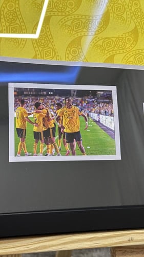 تيشيرت النصر بتوقيع بعض اللاعبين داخل اطار