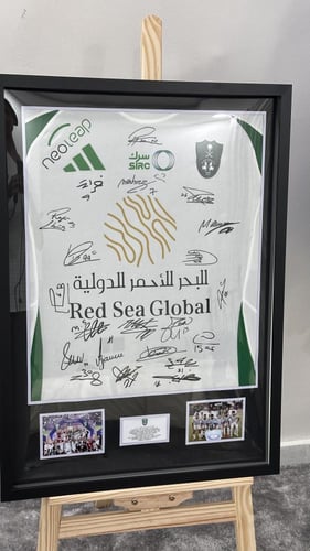 تيشيرت الاهلي بتوقيع بعض للاعبين داخل اطار