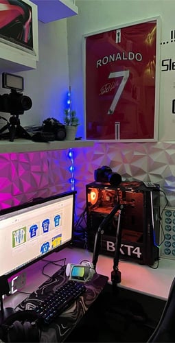 تيشيرت مانشستر يونايتد موقع من رونالدو داخل اطار