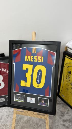 تيشيرت برشلونة بتوقيع ميسي داخل اطار