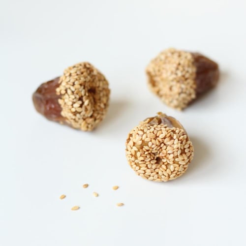 تمر بالطحينة والسمسم