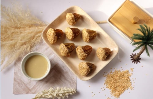 تمر بالطحينة والسمسم