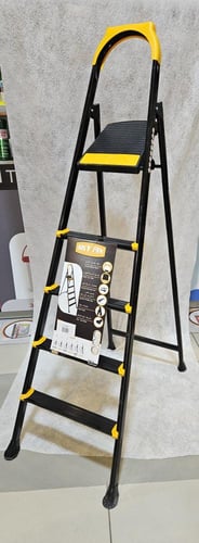 سلم 5 درجات مع مسطبة . معدن قوي و متين خفيف الوزن...