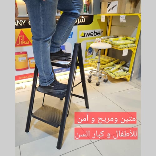 سلم 3 درجات عريضة و مريحة مع بسطة كبيرة . سلم متين...