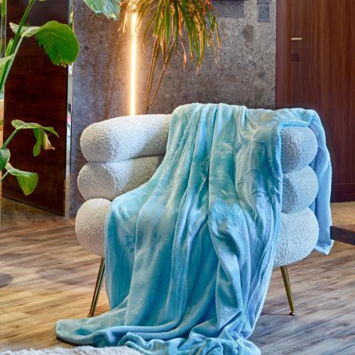 بـطانية خفيفة باللون الأزرق الفاتح CLASSIC DESIGNS...