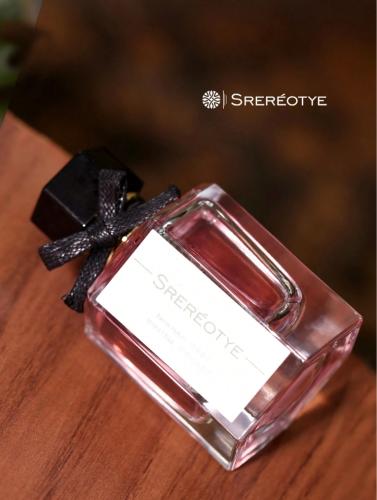 عطر نسائي زهري مُركّز