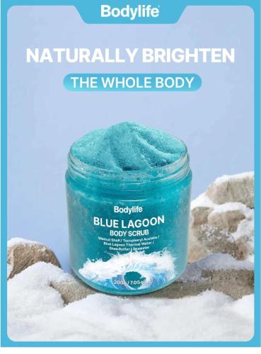 مقشر جسم ببحيرة زرقاء مضيئة