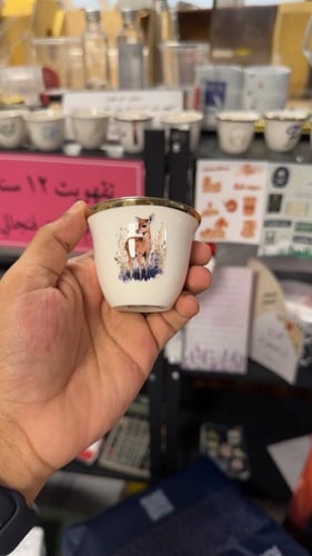 فنجال قهوة مع الطباعة البارزة