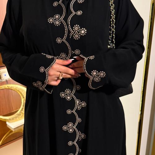 عباية كريب اسود صيفي بتطريز ذهبي غامق