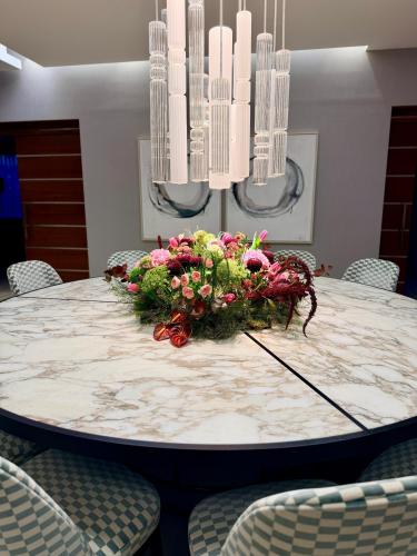 Dinner table arrangement with a diameter of 75 cm