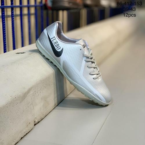 أحذية تربو كرة قدم