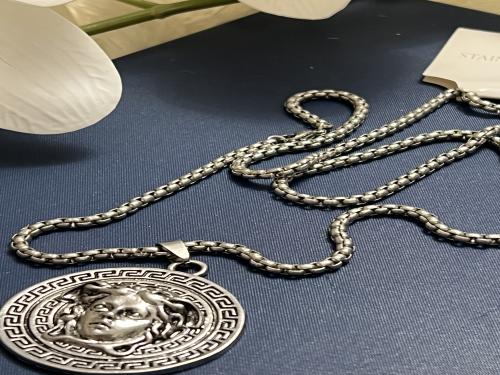 قلادة ميدوسا من فيرساتشي